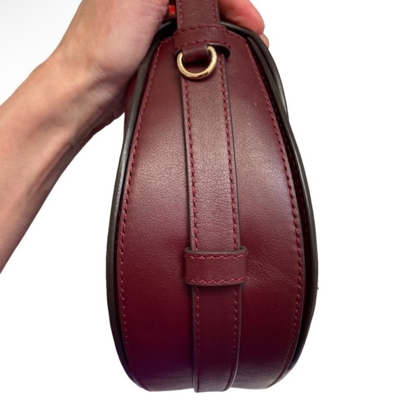 Michael kors Cary medium grommeted saddle bag in burgundy leather - Picture 4 of 13